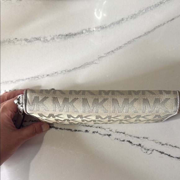 Michael Kors Jet Set Travel Continental Light Grey Logo Wristlet - Picture 8 of 12